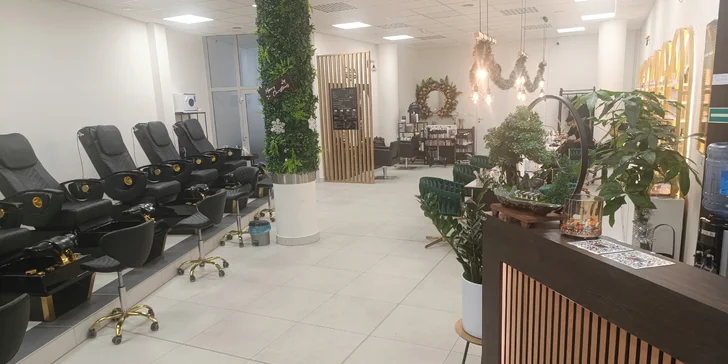 Dámský střih i relaxační balíček s masáží hlavy, bylinným mytím nebo čištěním obličeje