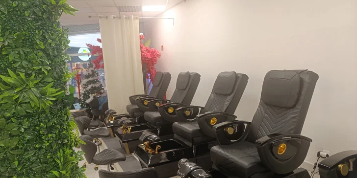 Kompletní péče o nohy pro 1 i 2 osoby: VIP pedikúra, maska na nohy i masáž