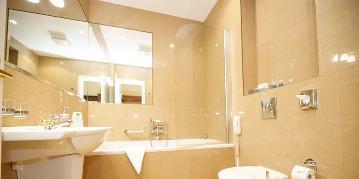 Pobyt v centru Karlových Varů s výhledem na kolonádu: historický hotel s wellness i masáží