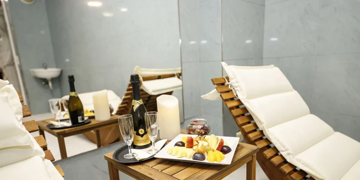 Pobyt v centru Karlových Varů s výhledem na kolonádu: historický hotel s wellness i masáží