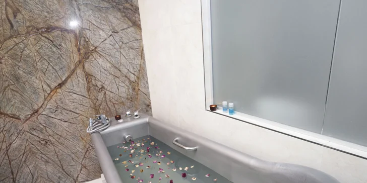 Pobyt v centru Karlových Varů s výhledem na kolonádu: historický hotel s wellness i masáží