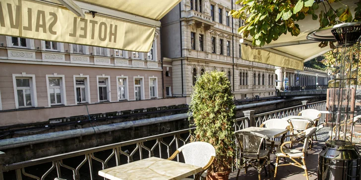 Pobyt v centru Karlových Varů s výhledem na kolonádu: historický hotel s wellness i masáží