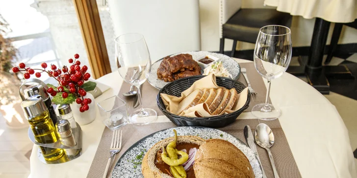 Pobyt v centru Karlových Varů s výhledem na kolonádu: historický hotel s wellness i masáží