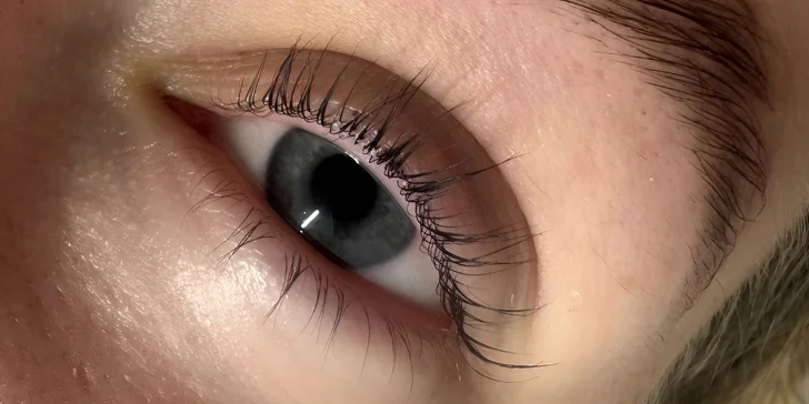 Laminace obočí a lashlifting přírodních řas pro váš okouzlující pohled
