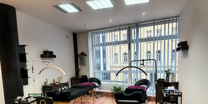 Permanentní make-up očí, rtů či obočí nebo odstranění tetování či permanentního make-upu