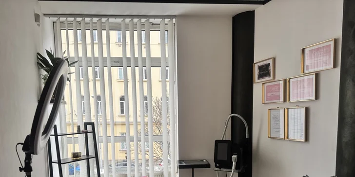 Permanentní make-up očí, rtů či obočí nebo odstranění tetování či permanentního make-upu