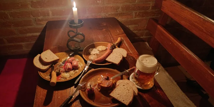 Večer ve středověké krčmě: utopenci, hermelín a klobásky i koncert a neomezené nápoje