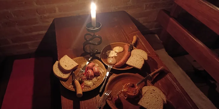 Večer ve středověké krčmě: utopenci, hermelín a klobásky i koncert a neomezené nápoje