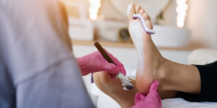Kompletní péče o nohy pro 1 i 2 osoby: VIP pedikúra, maska na nohy i masáž