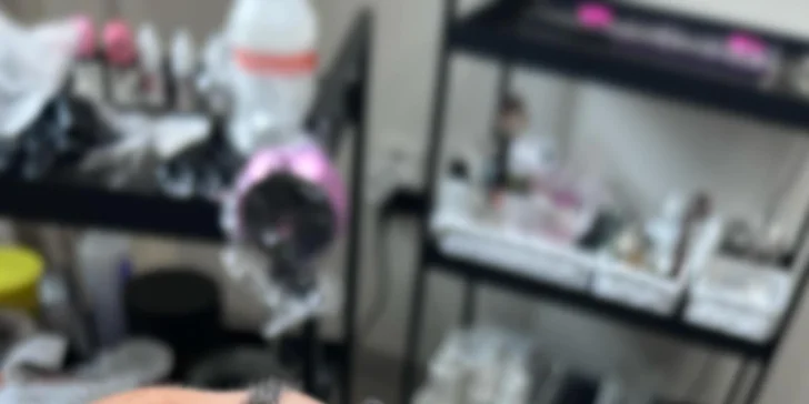 Permanentní make-up stínovou metodou obočí nebo rtů