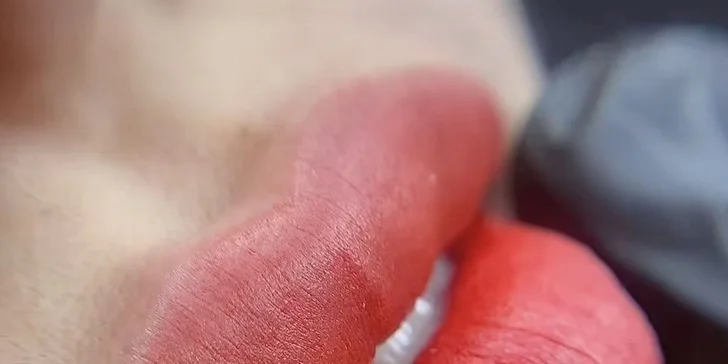 Permanentní make-up stínovou metodou obočí nebo rtů