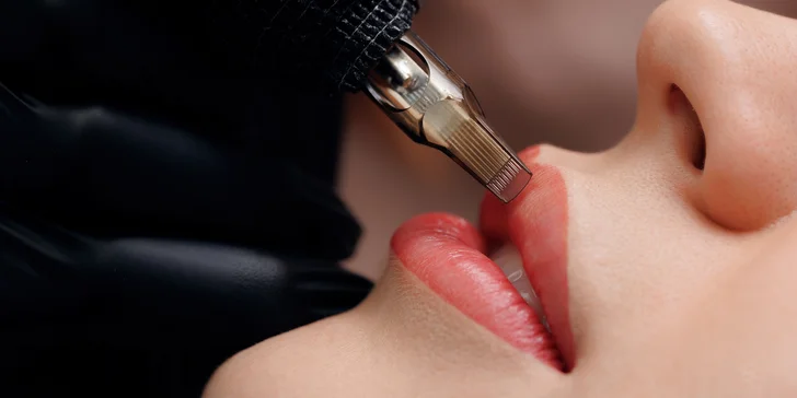 Permanentní make-up stínovou metodou obočí nebo rtů