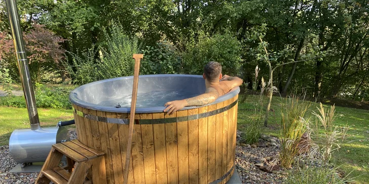 Tiny House s výhledem do krajiny Podkrkonoší i s možností využití koupacího sudu