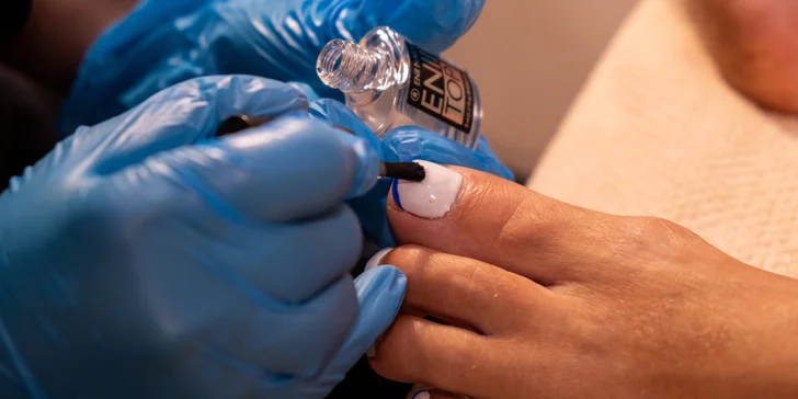 Švýcarská fytopedikúra s možností lakování a masáží nohou