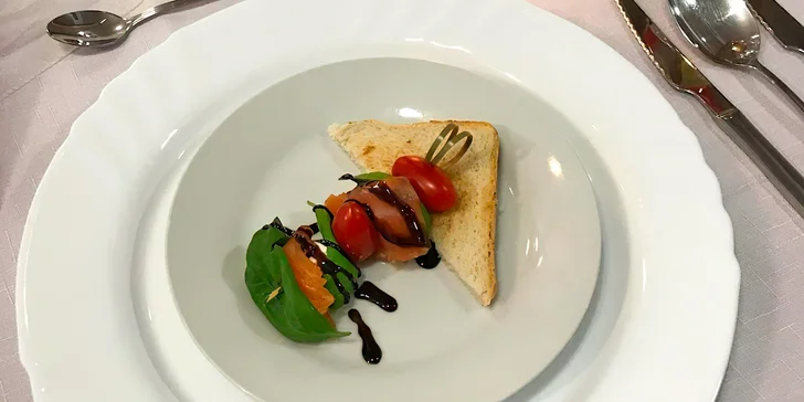 Valentýnské 4chodové menu pro jednu nebo dvě osoby: losos nebo steak, sekt i vývar