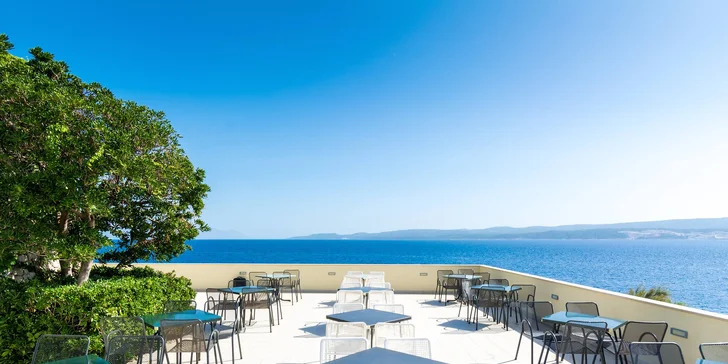 Plážový resort u Omiše: pobyt v hotelu s all inclusive light, v létě animace, first minute sleva