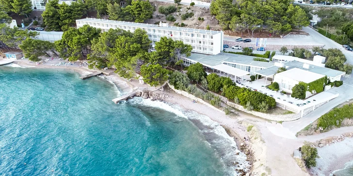 Plážový resort u Omiše: pobyt v hotelu s all inclusive light, v létě animace, first minute sleva