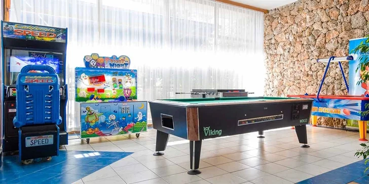 Plážový resort u Omiše: pobyt v hotelu s all inclusive light, v létě animace, first minute sleva