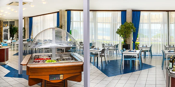 Plážový resort u Omiše: pobyt v hotelu s all inclusive light, v létě animace, first minute sleva