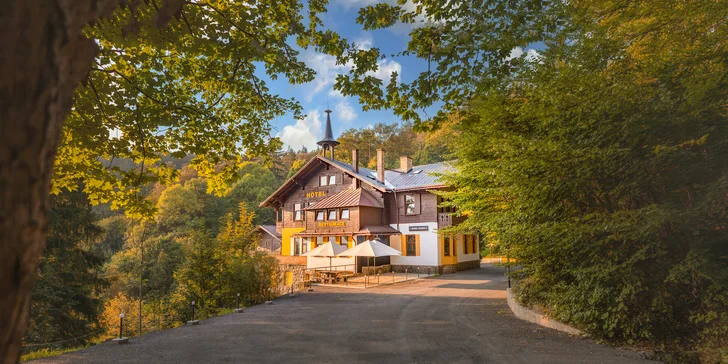 Nově zrekonstruovaný lovecký zámeček nad Libercem se snídaní pro 2–4 výletníky