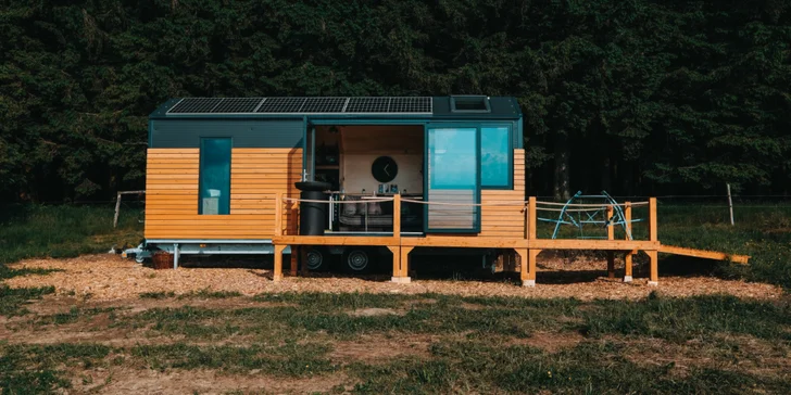 Schovejte se před ruchem měst: krásný tiny house na samotě nedaleko Lipna