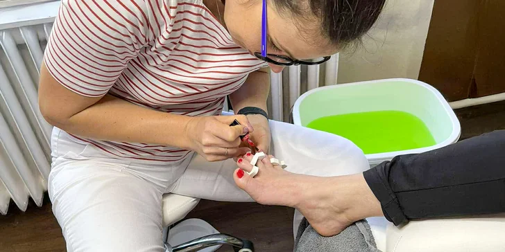Nožky jako v bavlnce: lázeňská pedikúra s masáží nebo lávové kameny