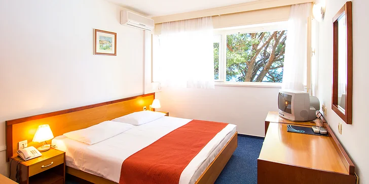 Plážový resort u Omiše: pobyt v hotelu s all inclusive light, v létě animace, first minute sleva