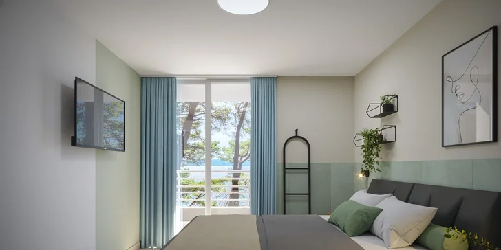 Plážový resort u Omiše: all inclusive light, apartmán pro 4 osoby, v létě animace, first minute sleva