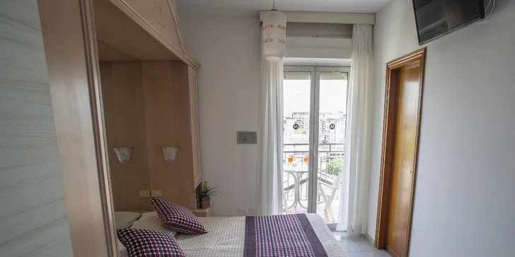 Italské Jesolo: hotel přímo u pláže, pokoj s balkónem a polopenze, dítě do 5,9 let zdarma