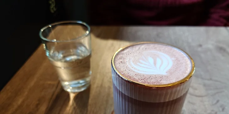 Teplý nápoj s sebou v pražských Holešovicích: káva, matcha, chai latte i horká čokoláda