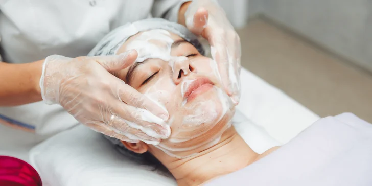Kosmetické ošetření: maska, masáž, peeling i úprava obočí a balíček s čištěním pleti