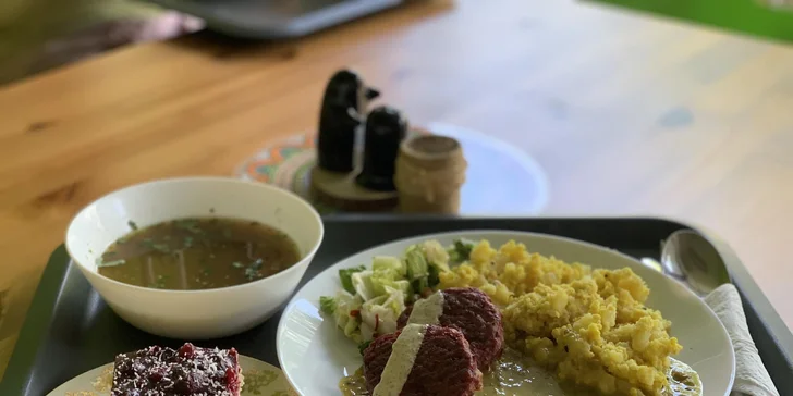 Velké veganské menu: polévka, hlavní chod, salát i domácí buchta