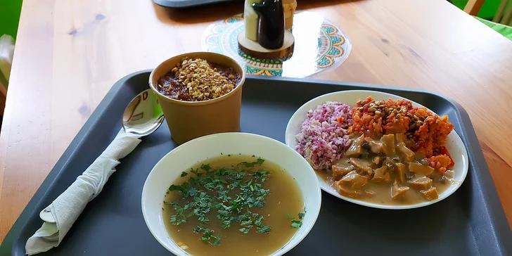 Velké veganské menu: polévka, hlavní chod, salát i domácí buchta