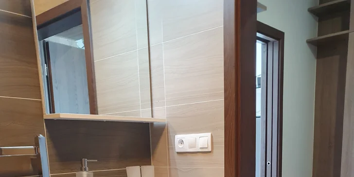 Pohodová dovolená: zcela nový apartmán na břehu Malého Lipna, předzahrádka