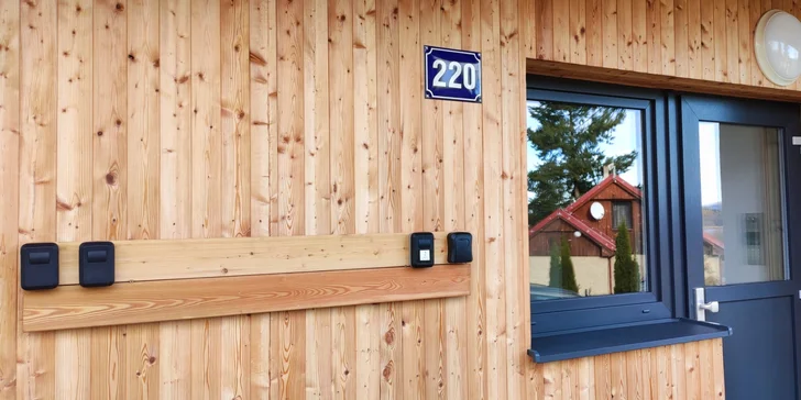 Pohodová dovolená: zcela nový apartmán na břehu Malého Lipna, předzahrádka