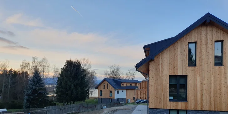 Pohodová dovolená: zcela nový apartmán na břehu Malého Lipna, předzahrádka