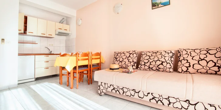 Chorvatská pohoda: pobyt v jednoduchém apartmánu na Omišské riviéře