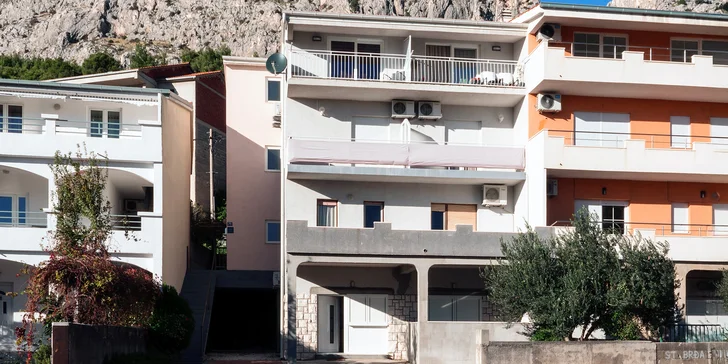 Chorvatská pohoda: pobyt v jednoduchém apartmánu na Omišské riviéře