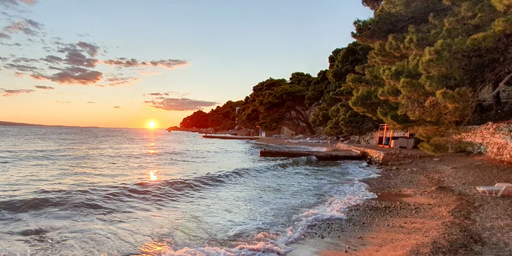 Plážový resort u Omiše: all inclusive light, bungalov až pro 4 osoby, v létě animace, first minute sleva