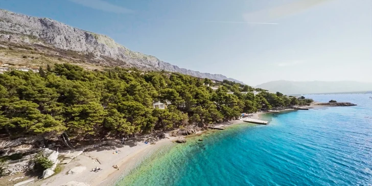 Plážový resort u Omiše: all inclusive light, bungalov až pro 4 osoby, v létě animace, first minute sleva