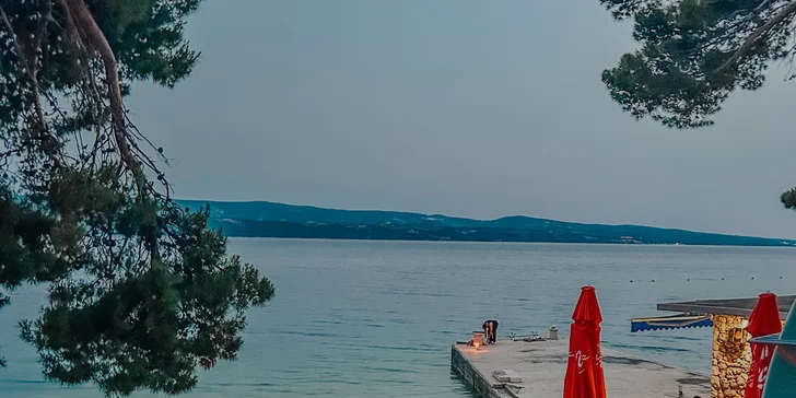 Plážový resort u Omiše: all inclusive light, bungalov až pro 4 osoby, v létě animace, first minute sleva