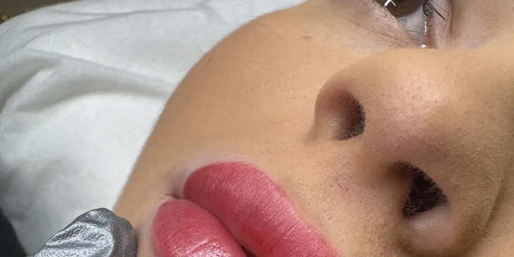 Permanentní make-up: obočí pudrovou či vláskovací metodou nebo rty akvarelovou metodou