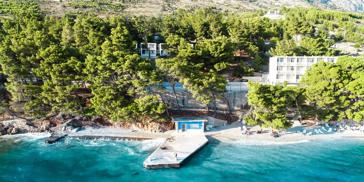 Plážový resort u Omiše: all inclusive light, bungalov až pro 4 osoby, v létě animace, first minute sleva