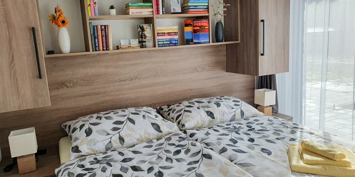 Pohodová dovolená: zcela nový apartmán na břehu Malého Lipna, předzahrádka