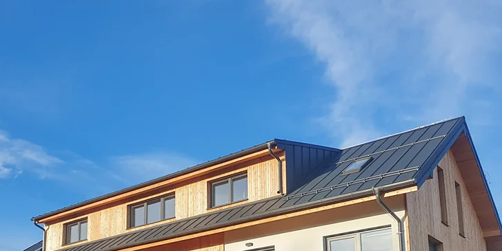 Pohodová dovolená: zcela nový apartmán na břehu Malého Lipna, předzahrádka
