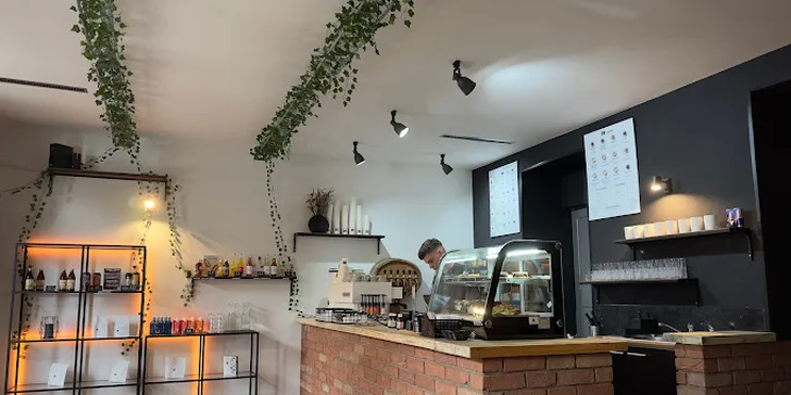 Teplý nápoj s sebou v pražských Holešovicích: káva, matcha, chai latte i horká čokoláda