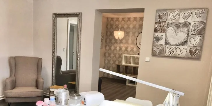 Manikúra: zpevnění přírodních nehtů gelem, modeláž nových nehtů i doplnění modeláže