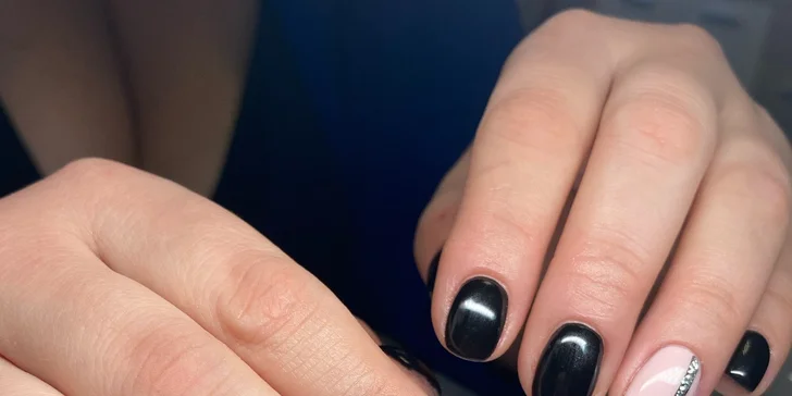 Manikúra: zpevnění přírodních nehtů gelem, modeláž nových nehtů i doplnění modeláže