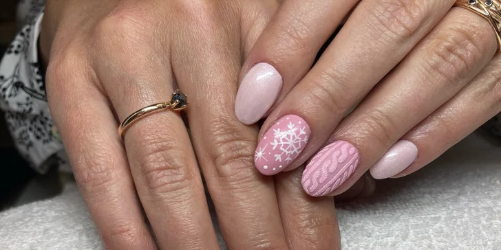 Manikúra: zpevnění přírodních nehtů gelem, modeláž nových nehtů i doplnění modeláže