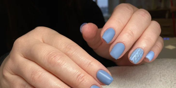 Manikúra: zpevnění přírodních nehtů gelem, modeláž nových nehtů i doplnění modeláže